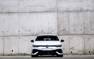 Volkswagen Golf 8 R widziany centralnie z przodu