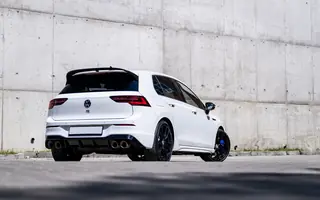 Volkswagen Golf 8 R z tyłu i z profilu