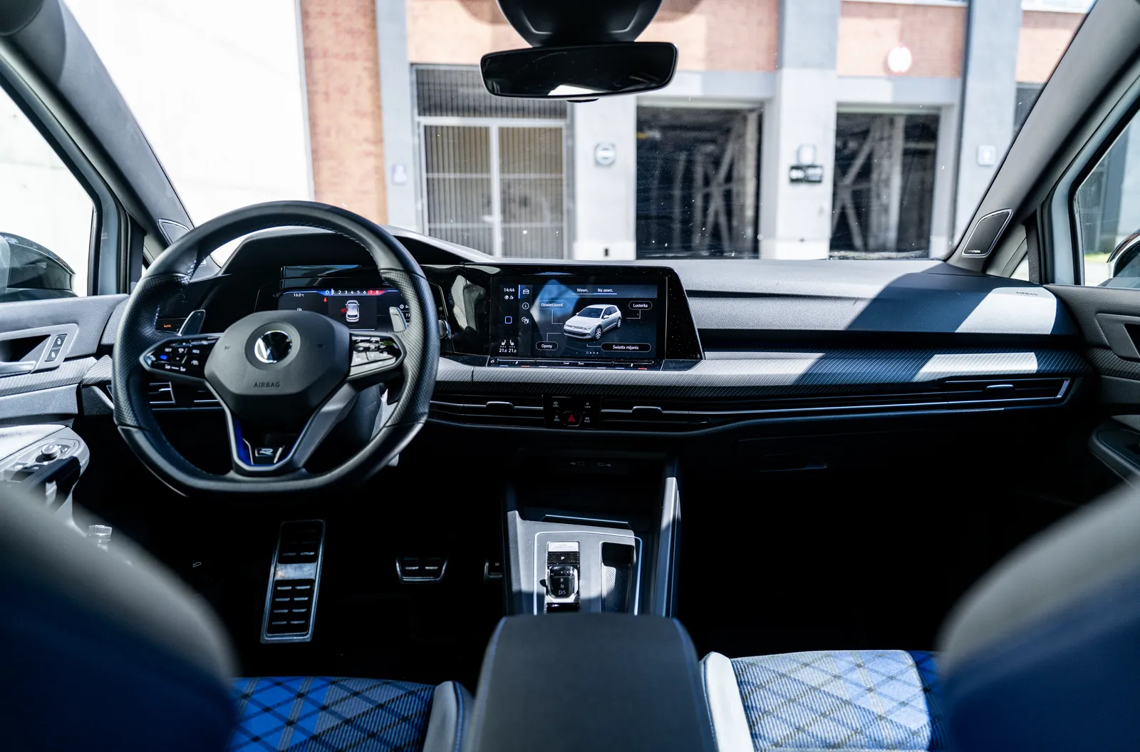 Ciemne wnętrze Volkswagena Golfa 8 R