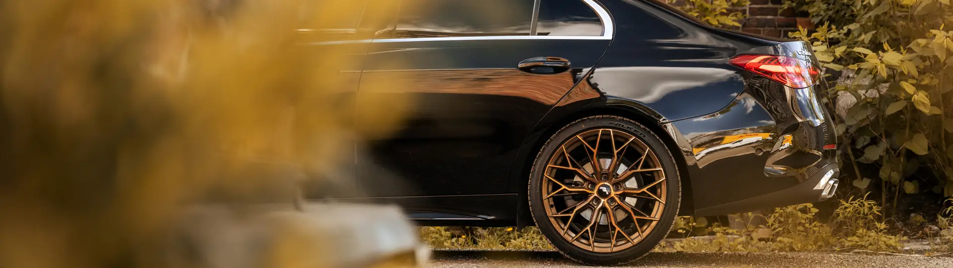 Mercedes Klasy C z eleganckimi złotymi felgami – wynajem na ślub